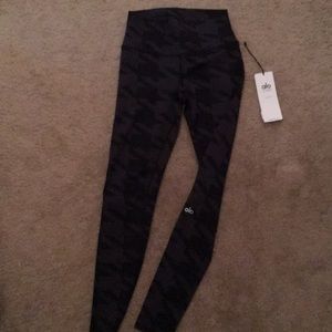 BRAND NEW ALO YOGA LEGGINGS